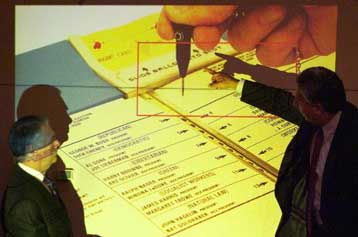 Κυριακή απόγευμα το νέο επεισόδιο στο εκλογικό σίριαλ των ΗΠΑ – Δεν ορίζονται ακόμη οι εκλέκτορες τη