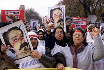 Επεισόδια στη συγκέντρωση αλληλεγγύης στους 137 απεργούς πείνας των τουρκικών φυλακών