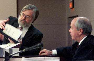 Σε δικαστήριο της Φλόριντα συνεχίζεται η διαμάχη Γκορ – Μπους για τις ψήφους της πολιτείας