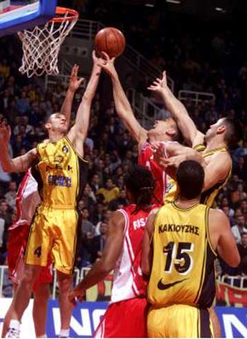 Ντέρμπι μόνο στα χαρτιά και ΑΕΚ – Ολυμπιακός 56-75