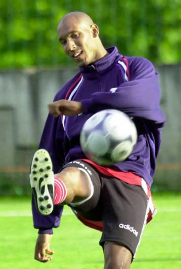 Παρά τις αντίθετες εκτιμήσεις των γιατρών, ο Ανελκά «αποφάσισε» να επιστρέψει στη δράση το 2001