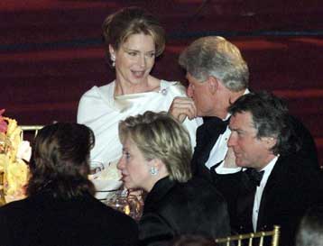 Βράβευση Κλίντον, Μάικλ Τζάκσον και βασίλισσας της Ιορδανίας Νουρ για τον αγώνα τους κατά του καρκίν