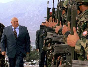 Με απειλές και προϋποθέσεις η συμμετοχή Ντενκτάς στις συνομιλίες για το Κυπριακό