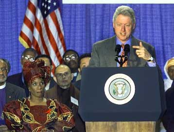 Κονδύλι 100 δισ. δολαρίων κατά του AIDS από τον Κλίντον – Απραγη η ΕΕ, τονίζει ο Σιράκ