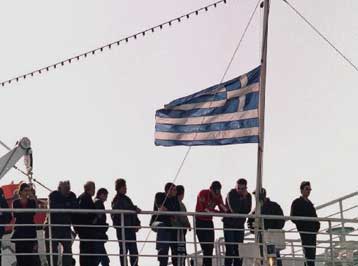 Πενθεί η ναυτιλία – Συγκίνηση κατά την περιφορά της σορού του Π.Σφηνιά στο λιμάνι