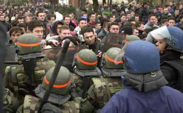 Συνεχίζονται οι επιθέσεις εναντίον της KFOR στη Μιτρόβιτσα – Τραυματίστηκε σοβαρά Γάλλος στρατιώτης