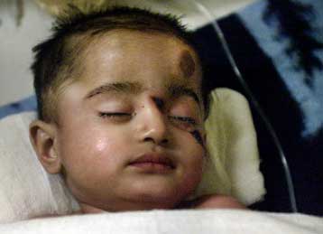 Ζωντανή η ελπίδα στην Ινδία – Παγκόσμια συγκίνηση από την ανάσυρση 8μηνου βρέφους