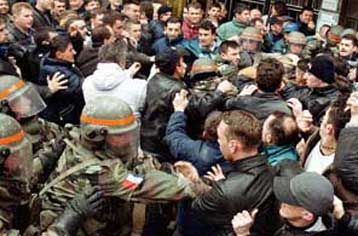 Οδομαχίες στη Μιτρόβιτσα μεταξύ δυνάμεων της KFOR και Αλβανών