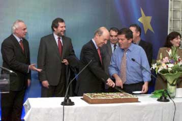 Εθελοντισμός, λειψυδρία και ΜΜΕ συνθέτουν το ημερήσιο πρόγραμμα Σημίτη