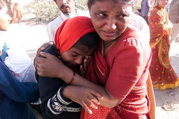 Σε 100.000 ενδέχεται να ανέλθουν οι νεκροί από το σεισμό, εκτιμά ο Ινδός υπουργός Αμυνας