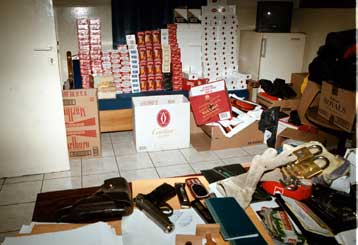 Εκατοντάδες κούτες με λαθραία τσιγάρα ανακάλυψαν άνδρες του Λιμενικού στον Πειραιά