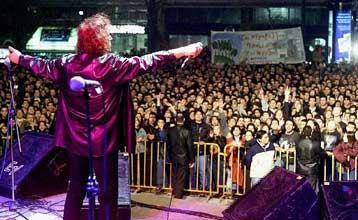 Κατώτερη των προσδοκιών η προσέλευση στην οικολογική συναυλία του Συντάγματος