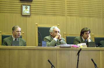 Για απάτη ενός δισ. δρχ. κατηγορούνται 13 άτομα, μεταξύ των οποίων και πέντε πανεπιστημιακοί καθηγητ