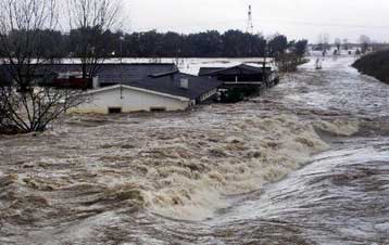 Φονικές πλημμύρες πλήττουν Πορτογαλία και Ιταλία