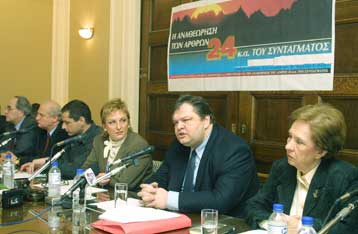 Αναγκαίες οι αποσαφηνίσεις στο άρθρο 24 του Συντάγματος, παραδέχεται ο Βενιζέλος