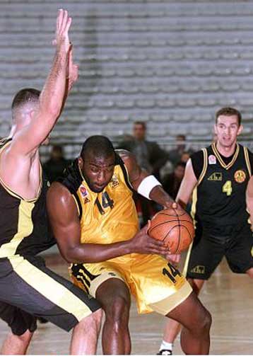 Ο πρώτος ελληνικός «εμφύλιος» την Τρίτη μεταξύ Αρη – Αμαρουσίου στο Κύπελλο Σαπόρτα