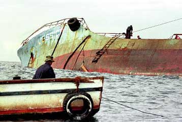 Δεν θα ανελκυστεί τελικά από τον «Κόλπο των Ναυαγίων» στα Γκαλαπάγκος το δεξαμενόπλοιο Jessica