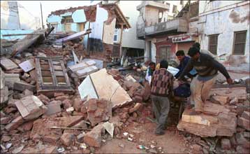 Εκατό εκατ. δραχμές από την Ελλάδα στη σεισμόπληκτη Ινδία – Βοήθεια στέλνουν UNICEF και Γιατροί του