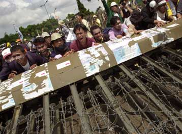 Βίαιες διαδηλώσεις φοιτητών στην Ινδονησία κατά του Ουαχίντ