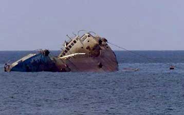 Σε τεχνητό ύφαλο θα αφεθεί να μετατραπεί το μισοβυθισμένο δεξαμενόπλοιο στα Γκαλαπάγκος