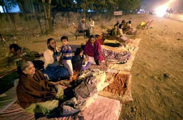 Με άμεση οικονομική βοήθεια ύψους 1,5 δισ. δολαρίων προσπαθεί να επουλώσει τις πληγές της η Ινδία