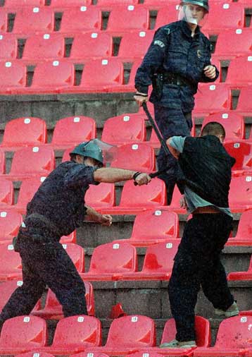 Επεισόδια στο ντέρμπι Παρτιζάν – Ερυθρού Αστέρα στο μπάσκετ, δεκατρείς αστυνομικοί τραυματίες