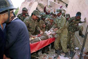 Ζωή εντόπισαν στα χαλάσματα τα σωστικά συνεργεία στην Ινδία – Σε 20.000 εκτιμάται ο αριθμός των θυμά