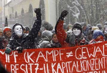 «Θερμή» υποδοχή επιφύλαξε στους διαδηλωτές η αστυνομία του παγωμένου Νταβός