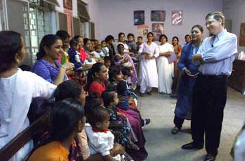 Εκατό εκατ. δολάρια δώρισε ο Μπιλ Γκέιτς για τις δοκιμές εμβολίου κατά του AIDS στην Αφρική