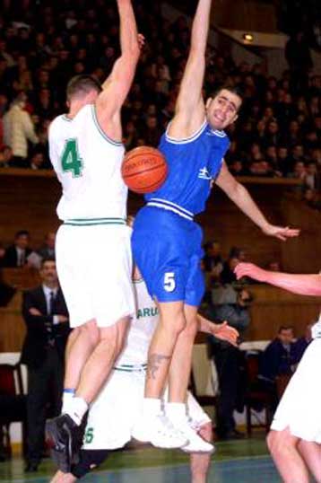 Η ελληνική ομάδα στο πρώτο ημίχρονο ήταν άχρωμη, ασύνδετη και χωρίς πάθος