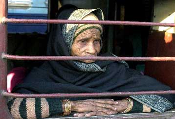 Φόβοι για 16.000 νεκρούς από το σεισμό στην Ινδία – Αμεση οικονομική βοήθεια από την ΕΕ