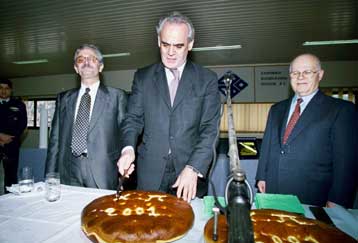 Διαμαρτυρίες από γονείς φοιτητών που σπουδάζουν στη Γιουγκοσλαβία προς τον ΥΕΘΑ στη Θεσσαλονίκη