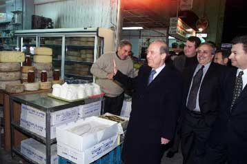 Η… ρακή και οι τσικουδιές κυριάρχησαν τη δεύτερη ημέρα της περιοδείας του πρωθυπουργού στην Κρήτη