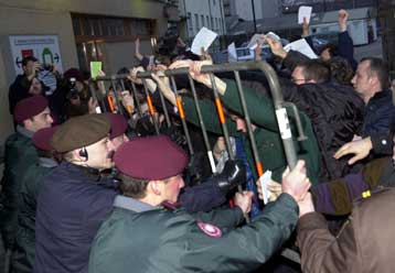 Δεν το βάζουν κάτω οι διαδηλωτές στο Νταβός, παρά τα δρακόντεια μέτρα ασφαλείας