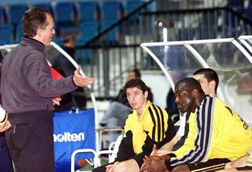 Οι ποδοσφαιριστές του Αρη συγκεντρώνουν χρήματα για την… ομάδα μπάσκετ