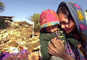 Τετρακόσιοι μαθητές θαμμένοι στα χαλάσματα – Διασώστες και ανθρωπιστική βοήθεια σπεύδουν στην Ινδία