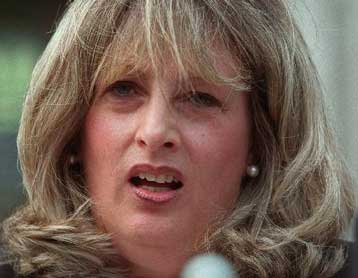 Ο Μπους ανοίγει ξανά την πόρτα του Λευκού Οίκου για μια πρωταγωνίστρια του σκανδάλου Λεβίνσκι