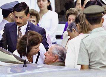 Ο Πινοσέτ αναρρώνει από ελαφρύ εγκεφαλικό