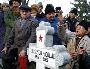 Την εκταφή του ζεύγους Τσαουσέσκου ζητούν οι Ρουμάνοι κομμουνιστές