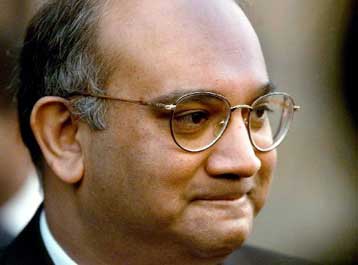 Αθώος δηλώνει ο δεύτερος Βρετανός υπουργός που σχετίζεται με το σκάνδαλο του «παράνομου διαβατηρίου»