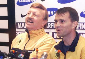 Σαν… παιδί και η ΑΕΚ, βρήκε στο πρόσωπο των Σαβέφσκι – Γκέραρντ τους καλύτερους δυνατούς γονείς