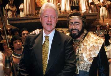 Πικρόχολα σχόλια προκαλούν οι φάρσες του Κλίντον στο Λευκό Οίκο