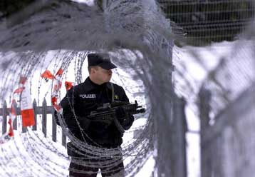 Υπό δρακόντεια μέτρα ασφαλείας οι ισχυροί του κόσμου συζητούν στο Νταβός περί παγκοσμιοποίησης