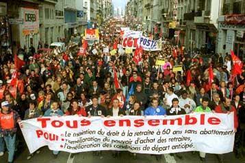 Παρέλυσε η Γαλλία από την 24ωρη απεργία με αίτημα τη διατήρηση του ορίου συνταξιοδότησης