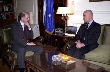 Υπέρ της συνέχισης των συνομιλιών για το Κυπριακό Παπανδρέου και Ντε Σότο