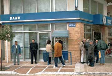 Κενοί λογαριασμοί καταθέσεων στο Λουτράκι βάζουν σε υποψίες τράπεζα και αστυνομία