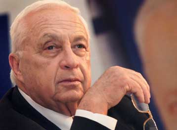 Σαρόν και Αραφάτ «μιλούν» μέσω… τρίτων – Το Ισραήλ επιβεβαιώνει την επανέναρξη των συνομιλιών στην