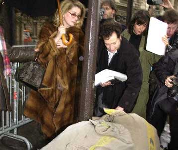 Η Κατρίν Ντενέβ στον αγώνα για την κατάργηση της θανατικής ποινής στις ΗΠΑ