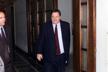 Από την επόμενη Βουλή η ισχύς του ασυμβίβαστου για την εργασία των βουλευτών, εκτιμά η εφημερίδα Το