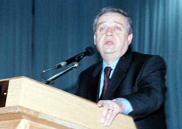 Αντίθετος στην κατοχύρωση της εναλλακτικής θητείας, για δημογραφικούς λόγους, ο Παπαθεμελής